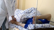 Бравший взятку черной икрой полицейский сбежал из больницы в Атырау