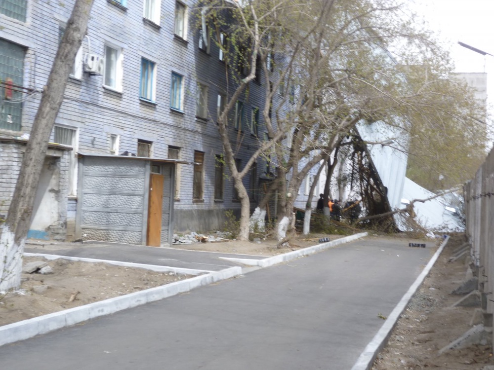 Шквальный ветер сорвал крышу жилого дома в Павлодаре Фото ©Tengrinews