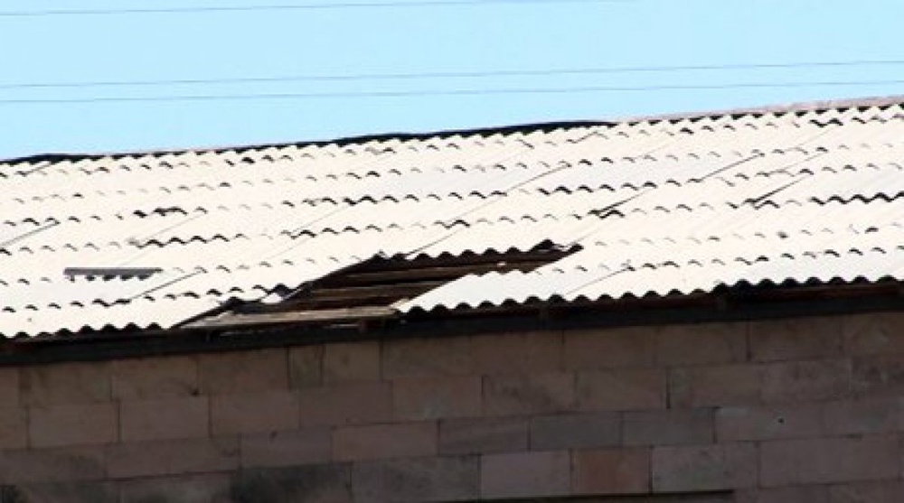 На ребенка с крыши здания упал кусок шифера. Кадр ©tengrinewstv.kz