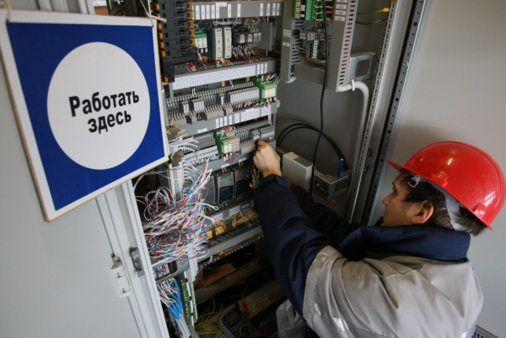 Инженер настраивает оборудование. ©РИА Новости