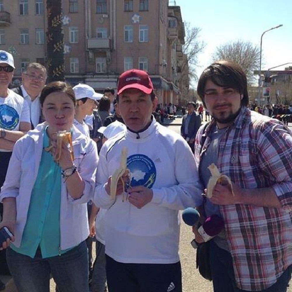 Аким Карагандинской области Бауржан Абдишев в центре