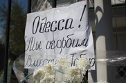 К посольству Украины в Астане несут цветы
