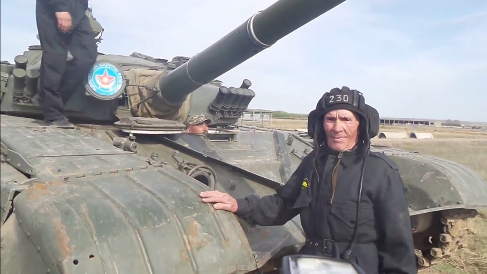 Ветеран-танкист Измаил Галиулин на полигоне "Спасск".