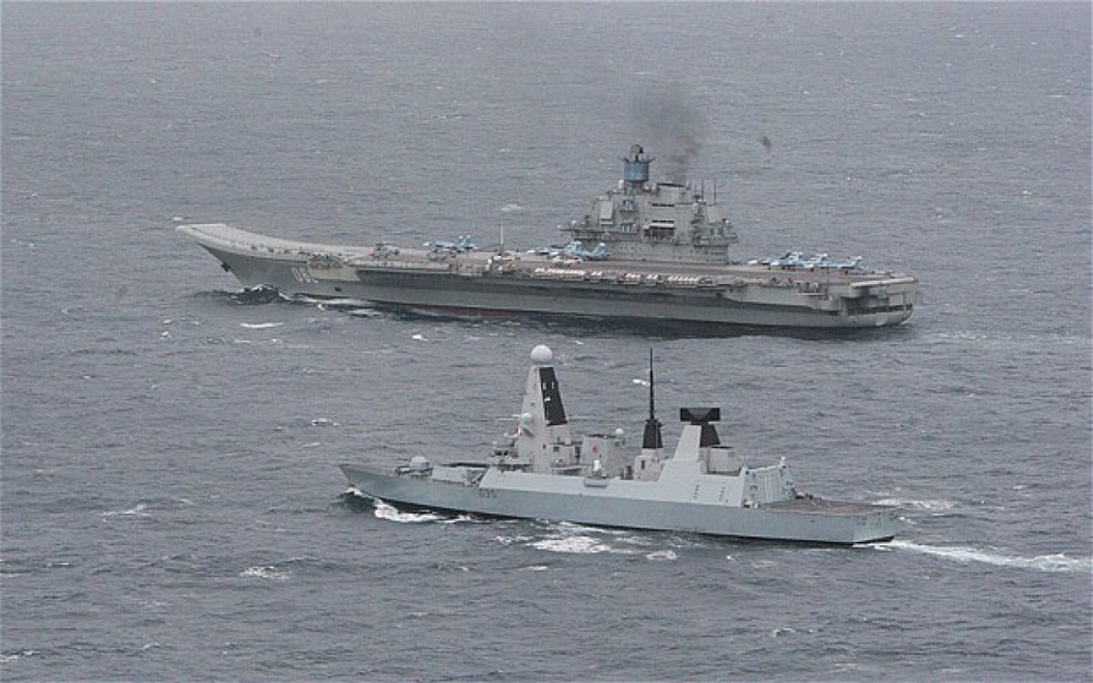 Британский эсминец сопровождает авианосец "Адмирал Кузнецов". © Crown