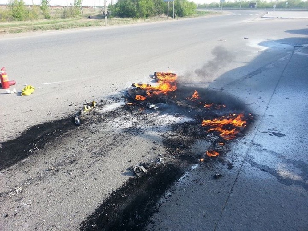 Автомобиль загорелся на выезде из поселка Косшы. Фото Искандер Салиходжаев. 