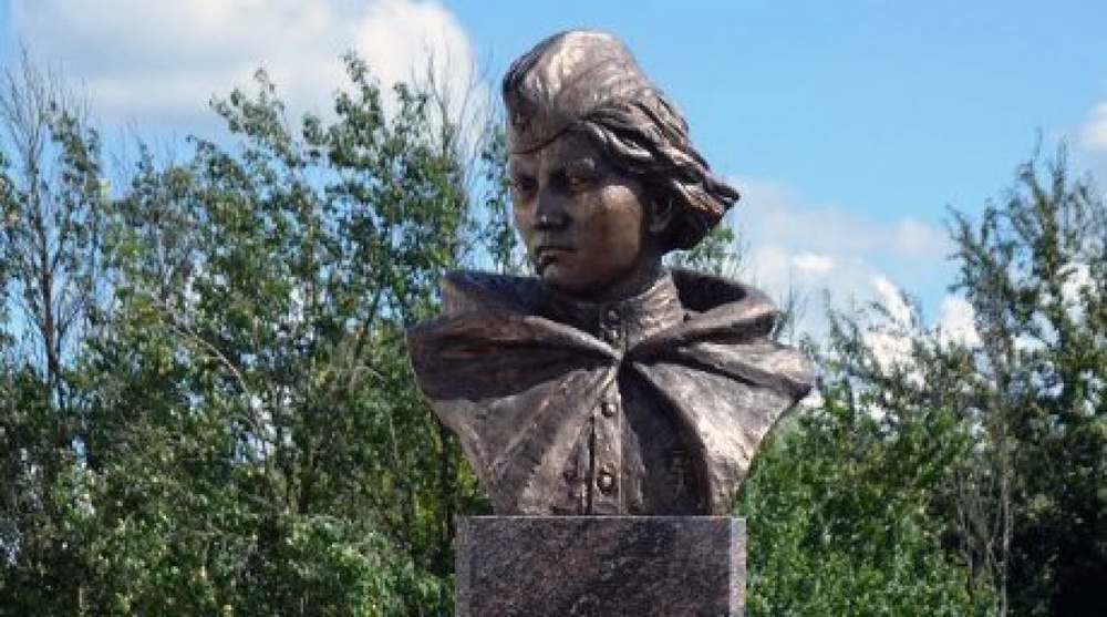 Памятник Алие Молдагуловой. Фото ОФ Боевое братство