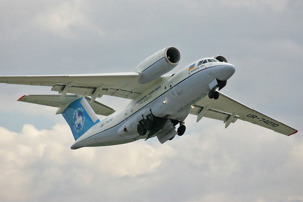 Самолет АН-74 был построен в VIP-конфигурации по заказу ВВС Лаоса на харьковском авиазаводе в 2009 году.
Фото с сайта globaltrans.ru