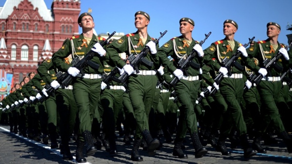 Российские военные на параде 9 мая. Фото с сайта russian.rt.com