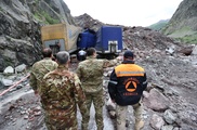 Казахстанского дальнобойщика спасли из-под завалов в Грузии
