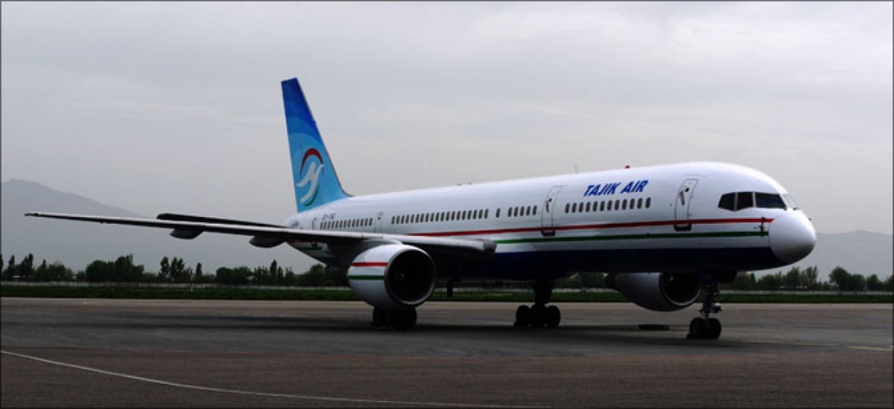 Самолет компании "Таджик Эйр" в аэропорту Актобе. Фото газеты "Эврика"