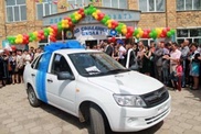 Каркаралинские выпускники скинулись и подарили родной школе автомобиль