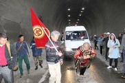 Кыргызстанский силач протащил зубами трехтонный автобус