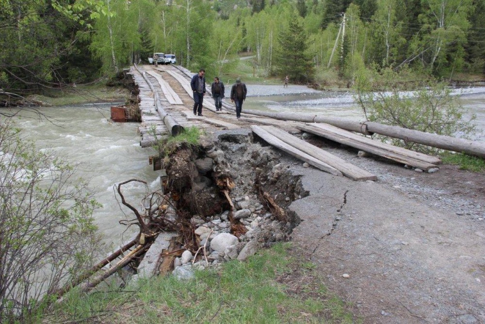 Поврежденный мост. ©Пресс-служба ДЧС ВКО