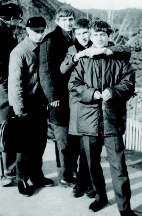 Владимир Путин, будучи подростком (2-й слева, в кепке).