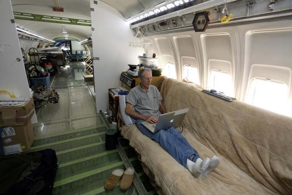 Брюс Кэмпбелл в своем доме из самолета Boeing 727. ©Reuters / Steve DiPaola