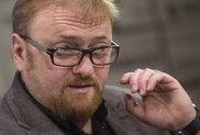 Виталий Милонов выкинул украинский флаг в урну у Генконсульства