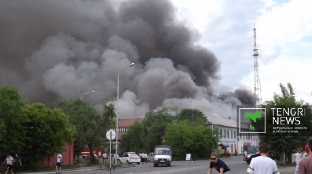 Пожар на бывшем заводе газовой аппаратуры в Семее. ©Руслан Шакабаев