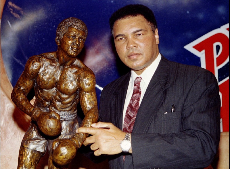 Мухаммед Али в зале боксерской славы Лас-Вегаса держит свою скульптуру. ©REUTERS