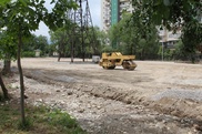Автостоянку в парке Горького в Алматы строят из-за паркующихся на газонах водителей