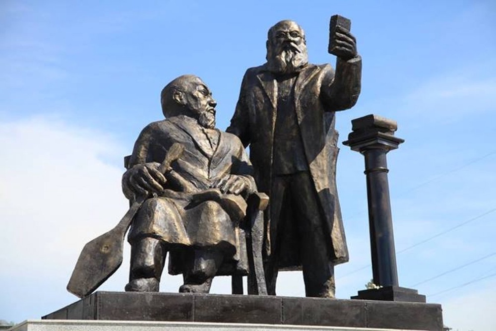 Памятник Абаю и Михаэлису. Фото с социальных сетей facebook.com