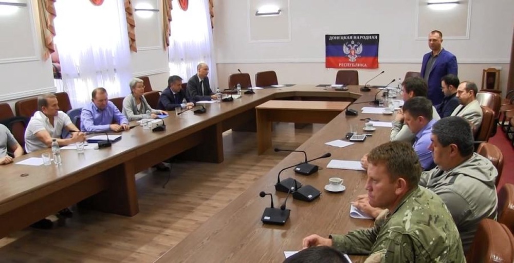 На мирных переговорах в Донецке. © YouTube