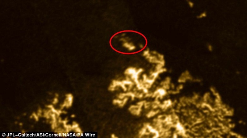 "Волшебный остров" (обведен красным) появился только на одной фотографии. © NASA