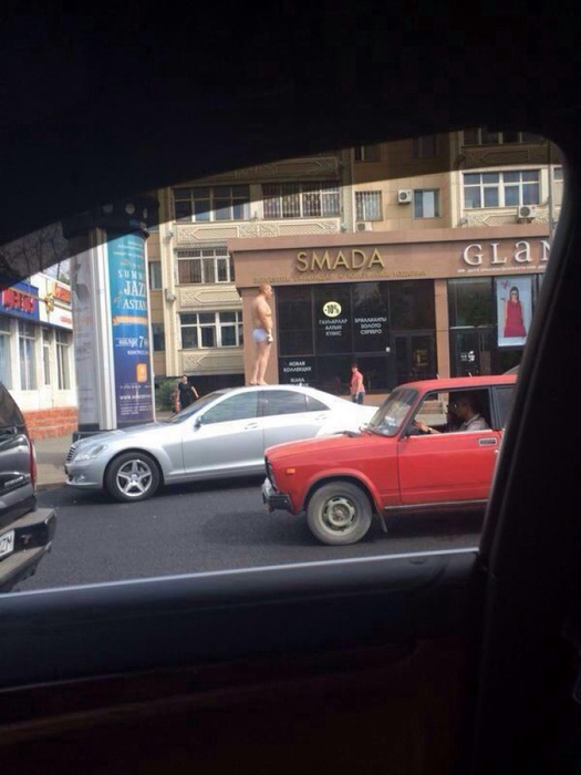 В таком виде 26-летний житель Астаны бегал по проезжей части столицы. Фото очевидца. 