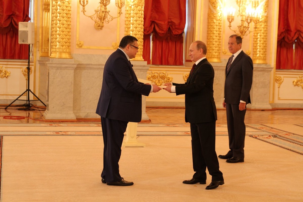 Марат Тажин вручает верительную грамоту Владимиру Путину. 