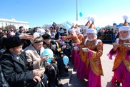 Казахстанская молодежь не может раскрыться из-за преклонения перед старшими - мнение