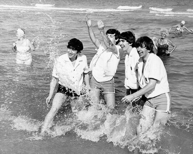 The Beatles резвятся на пляже в Майами в 1964 году. Фото rollingstone.ru