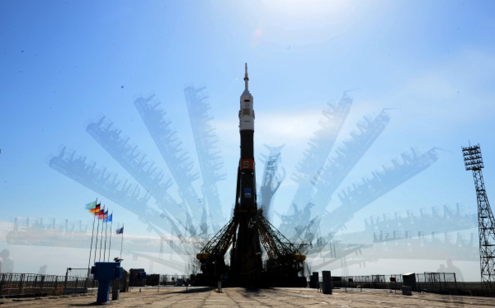 Установка ракеты на стартовом комплексе космодрома Байконур. ©РИА Новости