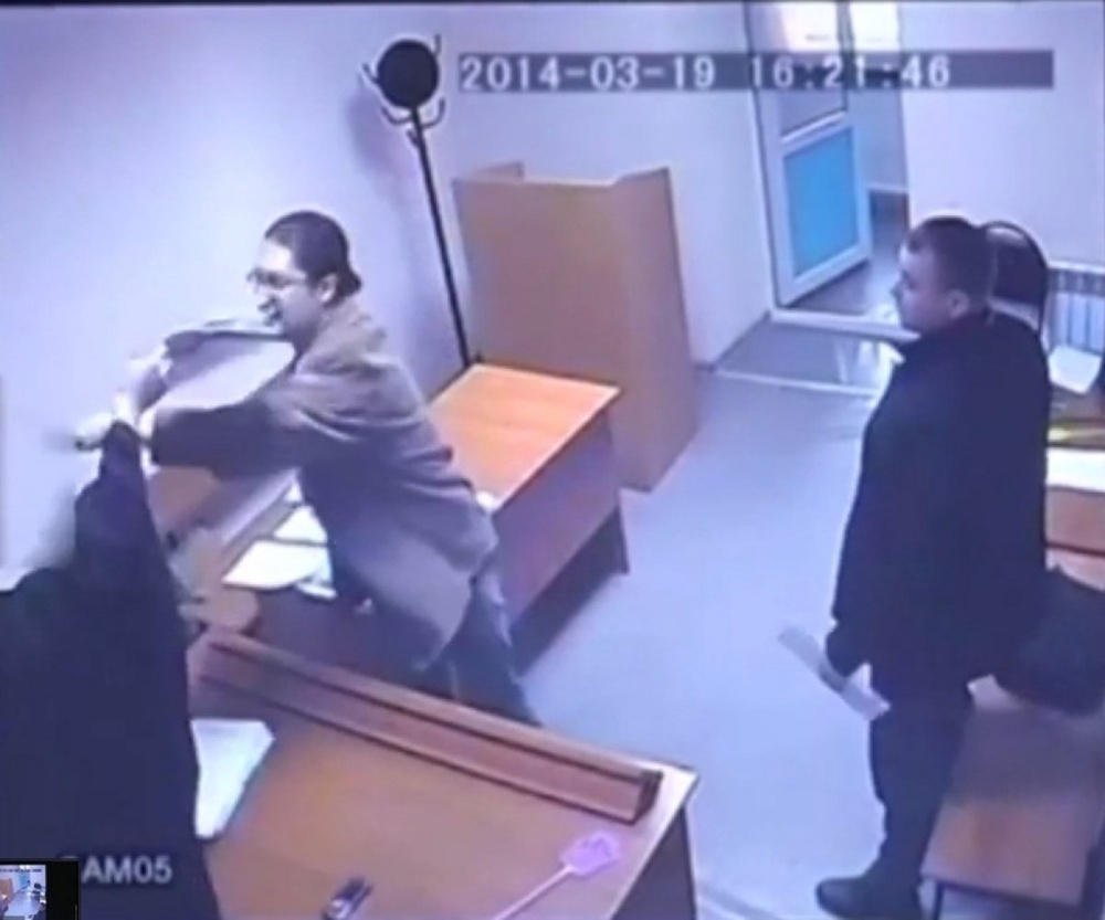 Момент нападения на судью. ©Кадр видео с камеры наблюдения