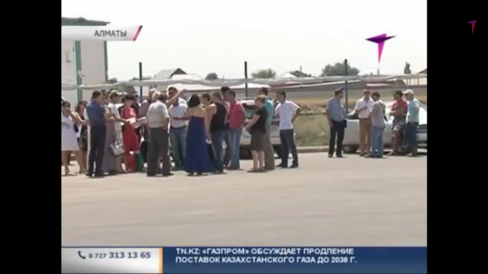 Автовладельцы устроили акцию протеста возле одной из штрафстоянок в Алматы. Кадр "Седьмого канала"
