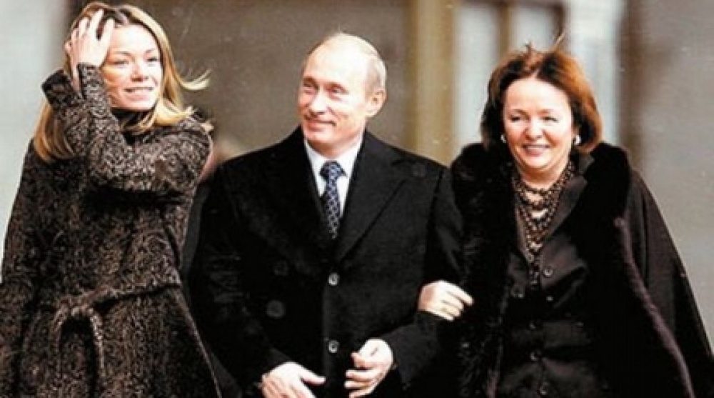 Владимир Путин с дочерью Марией и женой Людмилой. Фото jfdaily.com
