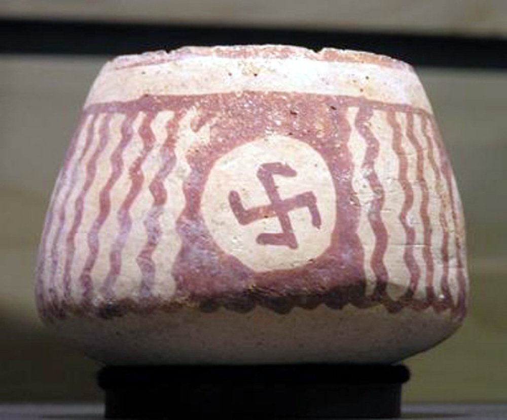 Свастика на древней чаше, найденной при раскопках в Восточной Европе. Фото: slavianin.ru