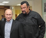 Стивен Сигал примерил футболку с изображением Путина