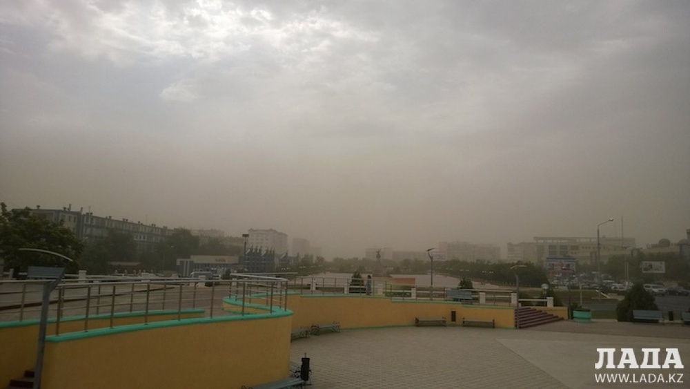 Пыльная буря в Актау. ©<a href="http://www.lada.kz" target="_blank">lada.kz</a>