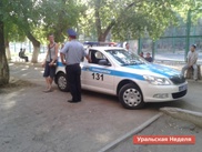 Сотрудники полиции Уральска объяснили попытку донести авто до эвакуатора на руках