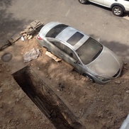 Строители засыпали автомобиль на парковке в Алматы