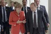 Путин обсудил с Меркель гуманитарную ситуацию на Украине