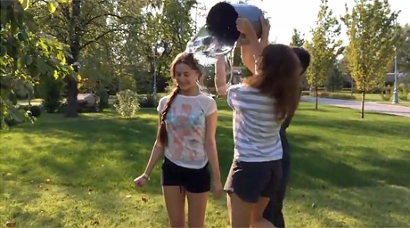 Семья Петра Порошенко приняла вызов Ice Bucket Challenge. ©youtube.com