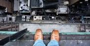 Парень выбросился с восьмого этажа в Рудном
