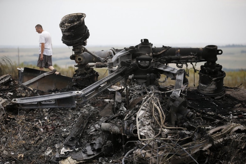 На месте падения самолета Boeing 777 на Украине. ©REUTERS