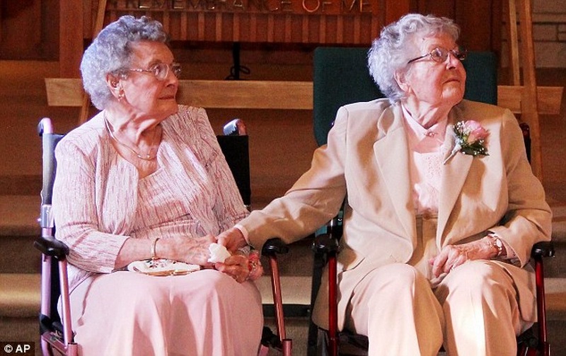 две старые лесбиянки