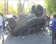 По вине водителя мопеда 8 авто были повреждены в ДТП в Алматы