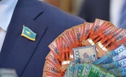 Зарплату в 500 тысяч тенге депутат Парламента не считает большой