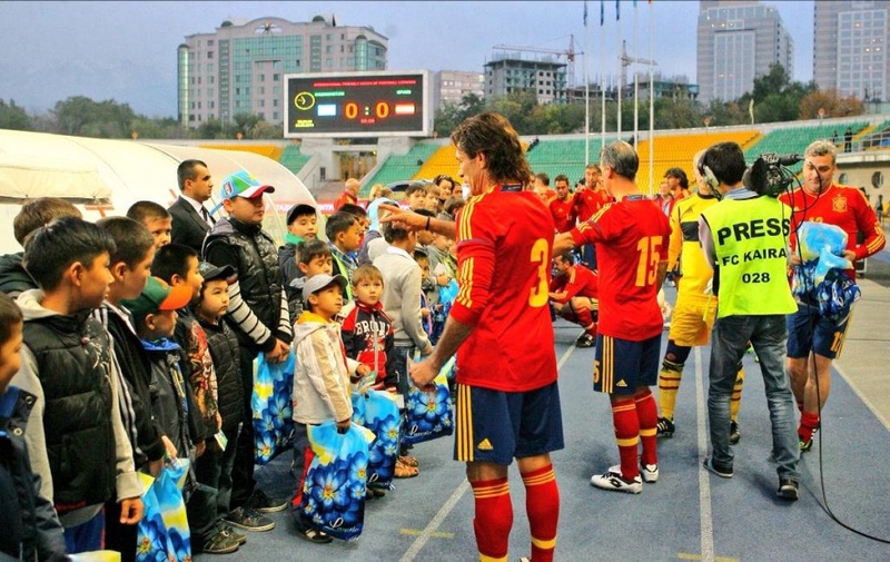 Испанцы привезли казахстанским детям подарки. © twitter.com/kffkz