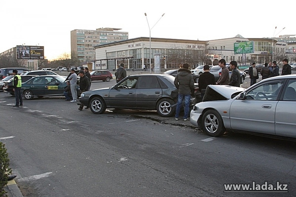 ДТП возле "Ардагера" не редкость. Кадр одной из таких аварий. © lada.kz