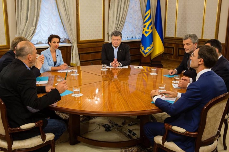 Петр Порошенко дает интервью украинским телеканалам. © facebook.com/petroporoshenko