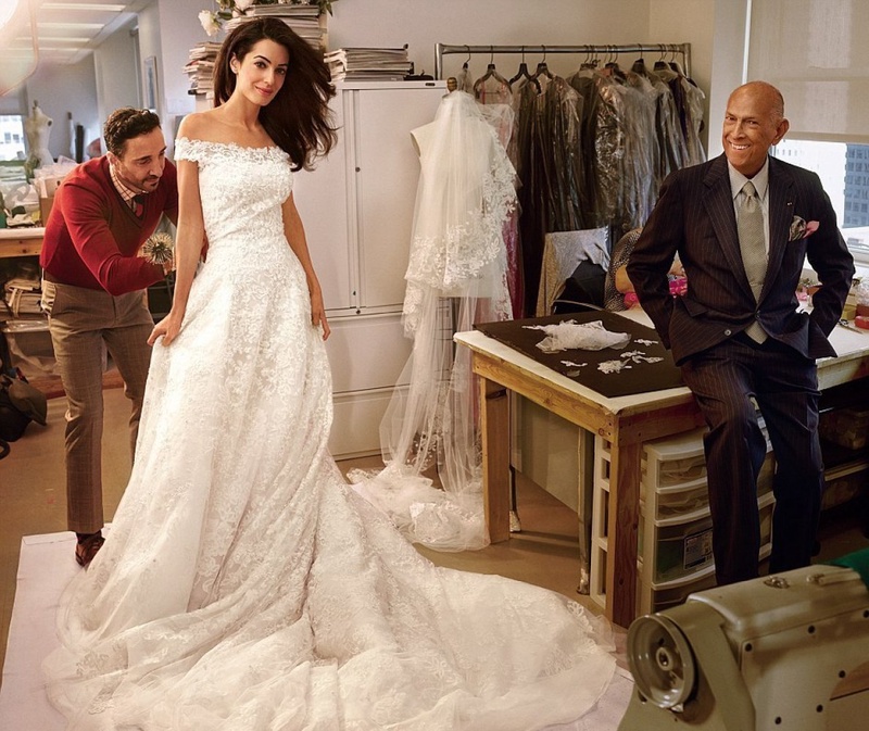 Амаль Аламуддин в примерочной Oscar de la Renta. © Vogue